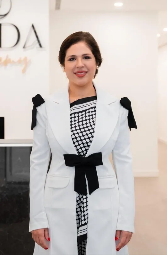 Retrato de la Dra. Susan Díaz Reverand en su consulta de Barcelona